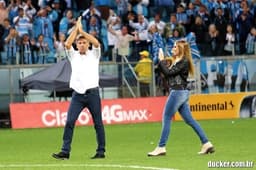 Carol Portaluppi vibra dentro de campo com seu pai, Renato Gaúcho, a classificação tricolor (Foto: Richard Dücker)