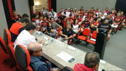 Torcedores do Flamengo conversam com dirigentes