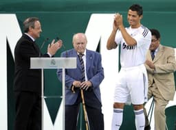 Em 2009 Cristiano Ronaldo foi contratado pelo Real Madrid pela bagatela de 94 milhões de euros