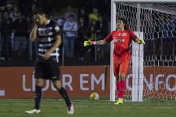 Balbuena e o goleiro Cássio, do Timão