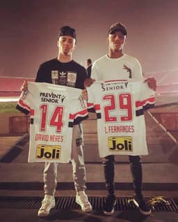 Lucas Fernandes e David Neres postaram fotos juntos em redes sociais com o sonho de jogarem juntos &nbsp;