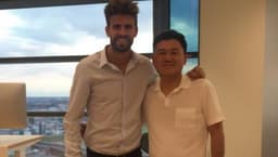 Piqué ao lado de Hiroshi Mikitani, presidente de Rakuten (Foto: Reprodução / Twitter)