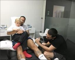 Neymar faz fisioterapia acompanhado do filho David Lucca