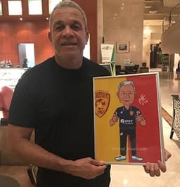 Helio dos Anjos exibe desenho que ganhou de cartunista