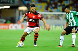 Diego marcou o segundo gol do Flamengo no empate em 2 a 2 contra o Coritiba