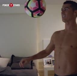 Cristiano Ronaldo faz embaixadinhas de cueca em desafio