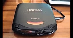 Usávamos discman para ouvir CDs na rua (qualquer pulo a música parava)