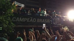 Fernando Prass mostrou faixa dizendo 'chupa Gambá' na festa do título do Palmeiras