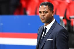 Diretor do PSG, Patrick Kluivert começou a negociar com o pai de Messi para levá-lo ao clube francês em 2018