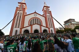 Torcida da Chapecoense presta homenagem às vítimas de acidente aéreo&nbsp;