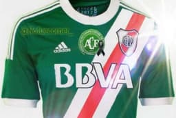 Montagem da camisa do River homenageando a Chapecoense