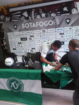 Jair Ventura assina bandeira da Chapecoense