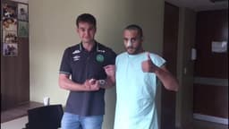 Alan Ruschel caminha em hospital ao lado de médico. Jogador aguarda por liberação para retornar ao Brasil &nbsp;