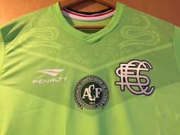 Camisa verde do Santa Cruz, homenageando a Chape