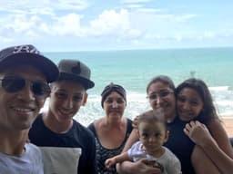 Ricardo Oliveira aproveita férias com a família