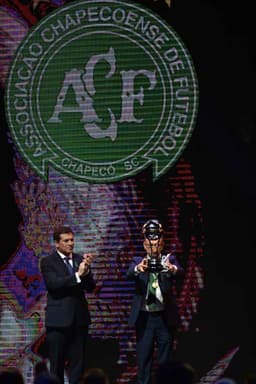 Em clima de tristeza, a Chapecoense foi proclamada campeã da Copa Sul-Americana