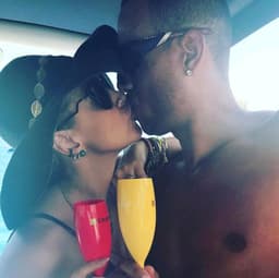 Luis Fabiano ao lado de sua esposa. Confira a seguir a galeria especial do LANCE! do casal e da carreira do jogador