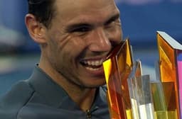 Rafael Nadal com o troféu do torneio de Abu Dhabi