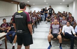 Rogério Ceni conversou com o elenco completo pela primeira vez