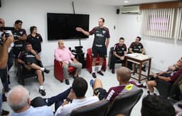 Rogério Ceni reuniu elenco, diretoria e comissão técnica no CT da Barra Funda