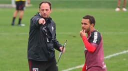 Rogério Ceni passa instruções a Wellington Nem em treino do São Paulo nos Estados Unidos