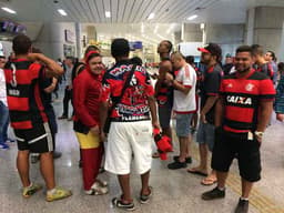 Primeiros torcedores do Flamengo chegaram ao aeroporto perto das 7h para receber Conca