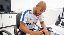 Fellipe Bastos assinou contrato neste sábado