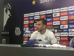 Leandro Donizete sendo apresentado no Santos