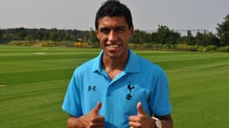 Paulinho em sua chegada ao Tottenham, em 2013