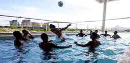 Jogadores brincam na piscina do CT Pedro Antonio (Foto: Nelson Perez/Fluminense FC)