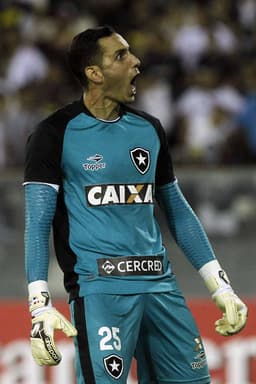 Gatito Fernández cedeu escanteio em lance que gerou gol do Colo-Colo no empate em 1 a 1, no Monumental