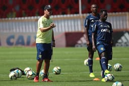 Zé Ricardo orienta jogadores do Flamengo (Gilvan de Souza/ Flamengo)