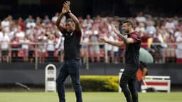 Jucilei e Lucas Pratto saudam a torcida do São Paulo no Morumbi