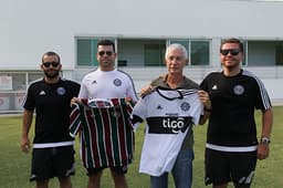 Representantes trocaram camisas no gramado nesta terça. Confira as imagens do Olimpia no CT Pedro Antonio na galeria a seguir