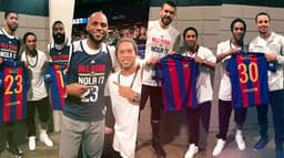 Ronaldinho Gaúcho presenteia jogadores da NBA com camisas do Barcelona