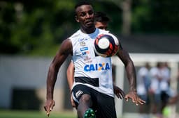 Cleber fez boa partida após cumprir suspensão e pode ser titular contra ex-time