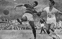 A conquista do Fluminense em 1941 ocorreu após o mítico 'Fla-Flu da Lagoa'. De acordo com relatos de torcedores da época, os tricolores isolavam bolas na Lagoa Rodrigo de Freitas, no intuito de garantir a vantagem do empate em 2 a 2 na Gávea.