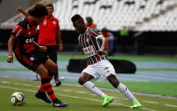 Momento exato de caneta do lateral Léo em cima de Willian Arão