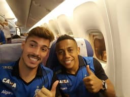 Vladimir Hernandez no avião com Zeca a caminho de Lima (PER)&nbsp;