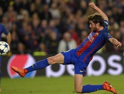 Sergi Roberto se estica para marcar o gol decisivo da partida