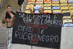 Torcida rubro-negra chegou provocando até o Papa, confesso torcedor do "Ciclón"