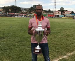 Zé Maria com a taça da Supercopa do Quênia conquistada pelo GOR Mahia