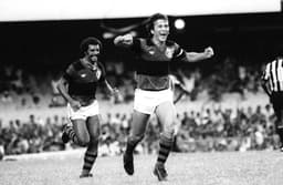 Zico sem dúvidas é o maior ídolo do Flamengo. Quando meia, o jogador foi campeão carioca sete vezes com a camisa rubro=negra. Participou de 40 Fla=Flus e marcou 21 gols. Nos anos 80 foi o terror do Fluminense e marcou seu último gol pelo Fla justamente contra os tricolores