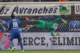 O goleiro Alphonse Areola do PSG se joga em um dos raros lances de perigo contra seu time pela Copa da França. Time goleou o Avranches por 4 a 0