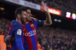 Suárez e Messi são só sorrisos após brilharem nos 3 a 0 sobre o Sevilla pelo Espanhol