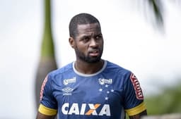 Zagueiro Dedé, em treinamento do Cruzeiro