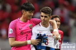 Oscar é consolado por goleiro de sua equipe