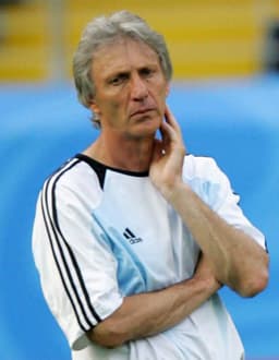 Coube a José Pekerman comandar a Argentina entre 2004 e 2006, quando foi demitido após eliminação para a Alemanha nas quartas de final da Copa do Mundo