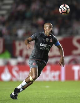 Juan Sebastián Verón voltou a atuar na terça, quando o Estudiantes perdeu por 2 a 0 para o Barcelona de Guayaquil. Aos 42 anos, o jogador também é presidente do clube argentino, que ainda não pontuou no torneio