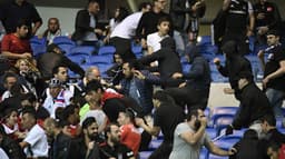 Torcedores brigam antes de jogo entre Lyon x Besiktas